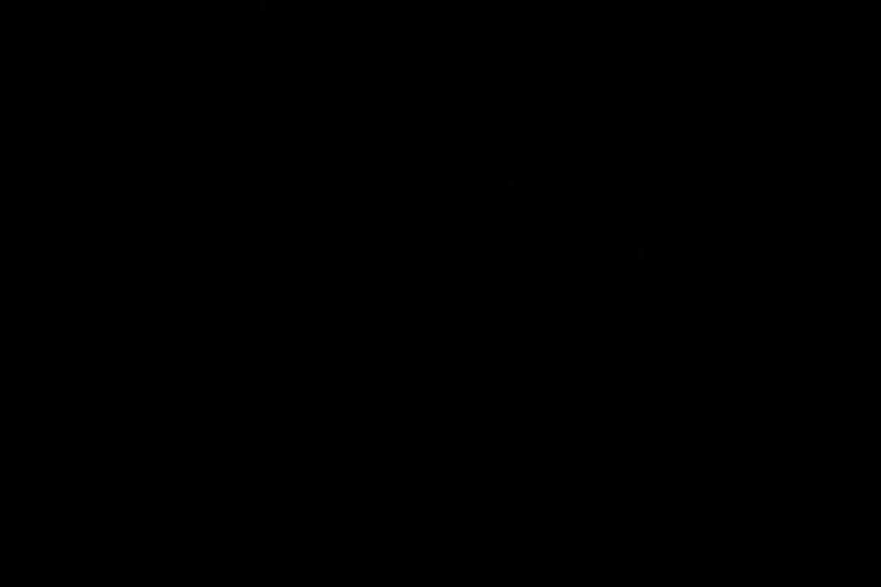 Panneaux solaires importés déchargés dans un site logistique africain