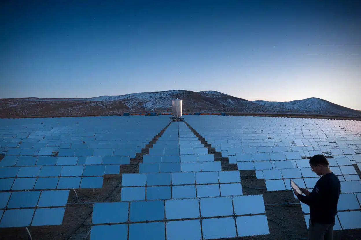 Héliostats chinois concentrant le soleil sur un plateau d'altitude