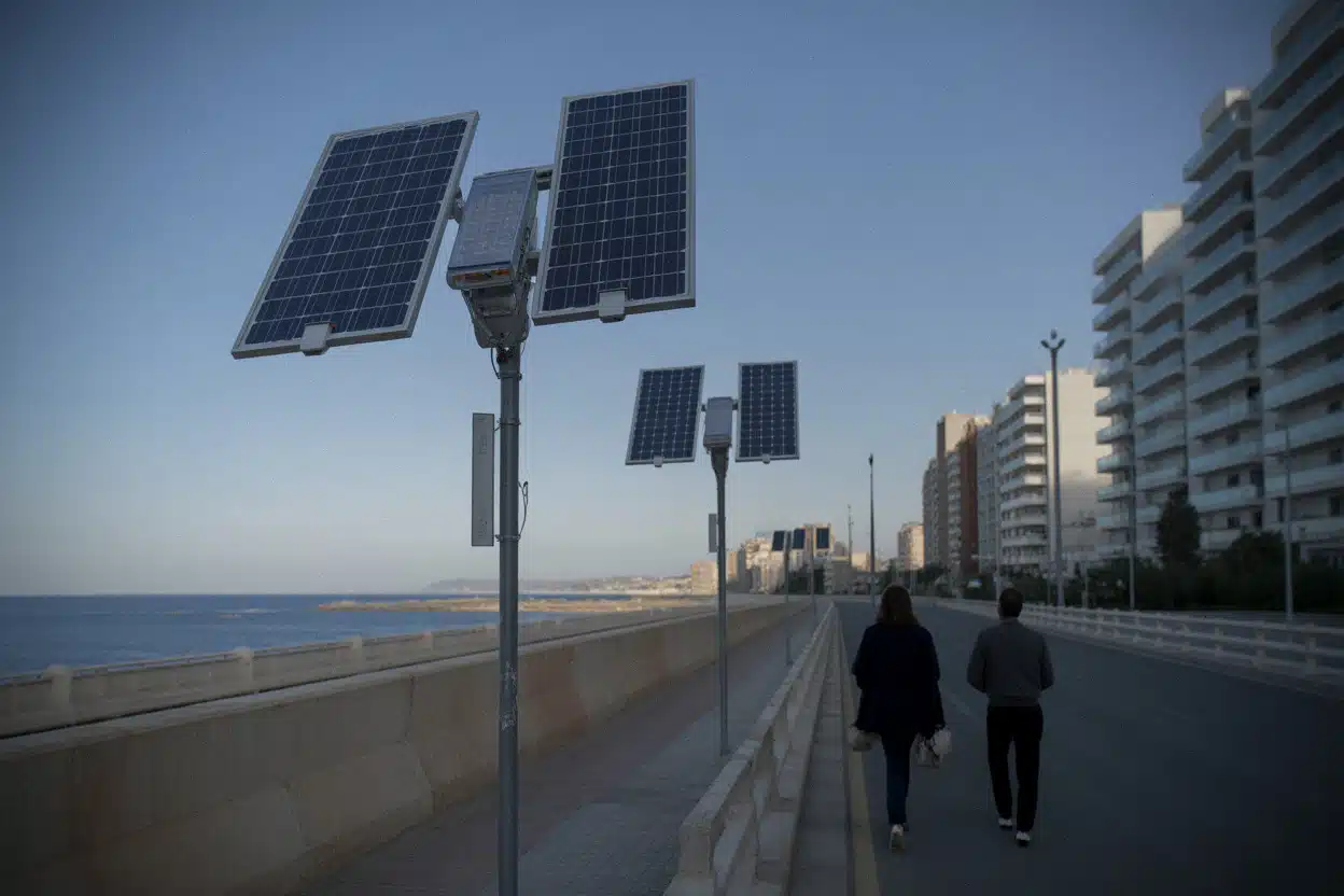 Lampadaires solaires installés sur la corniche supérieure d’Oran
