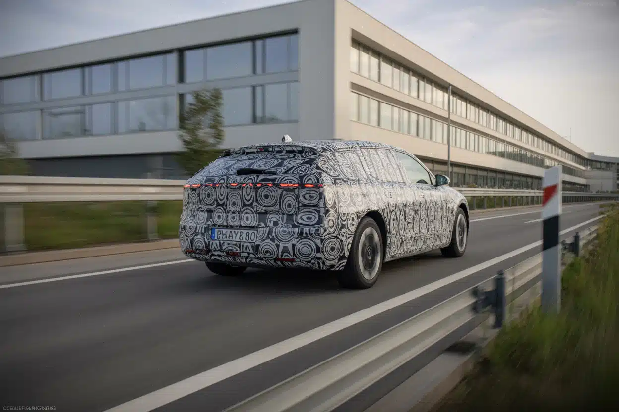 Prototype BMW i3 Touring camouflé sur route d’essai européenne